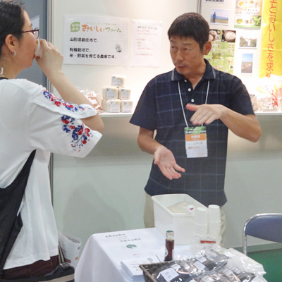 石井さんエキスポで有機農業の説明をする画像