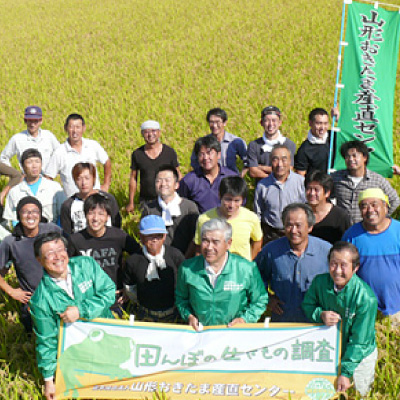 渡沢さんとおきたま産直センターの皆さんの画像