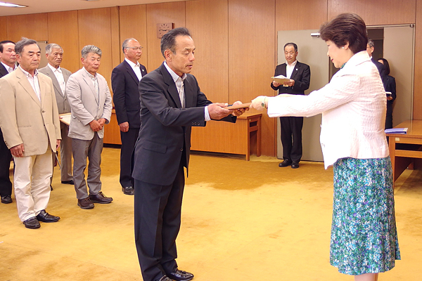 吉村知事より認定証を授与される匠認定者の方々の画像