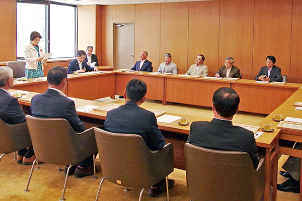 知事との懇談で県内有機農業の現状や抱負を語る様子の画像