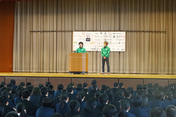 中学生に向け有機米の講演を行う画像