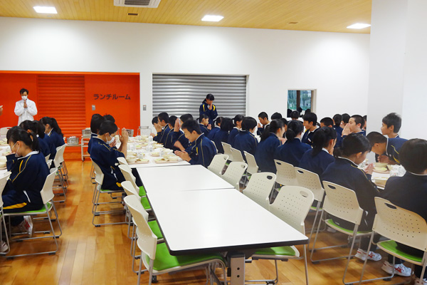 給食で有機米を食べる生徒たちの画像