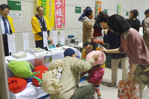 子供連れで賑わう会場の画像