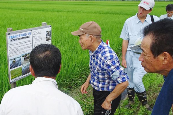 実証展示圃場で検討会を行う農家さんたちの画像1