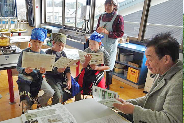 有機栽培について農家さんから直接説明を受ける子供たちの画像