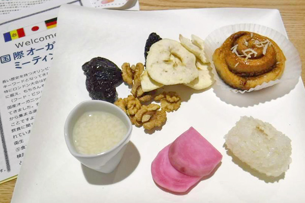 会場でふるまわれた有機食品の画像