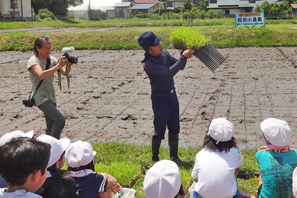 田植え作業の説明を聞く子どもたちの画像