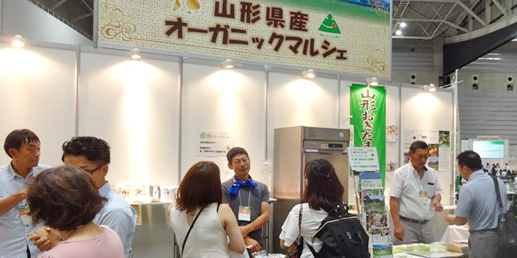 パジフィコ横浜で県産農産物を紹介する農家さんの画像