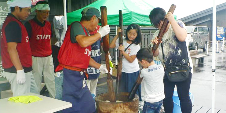オーガニックフェスタ米沢でのもちつきを楽しむ家族の画像