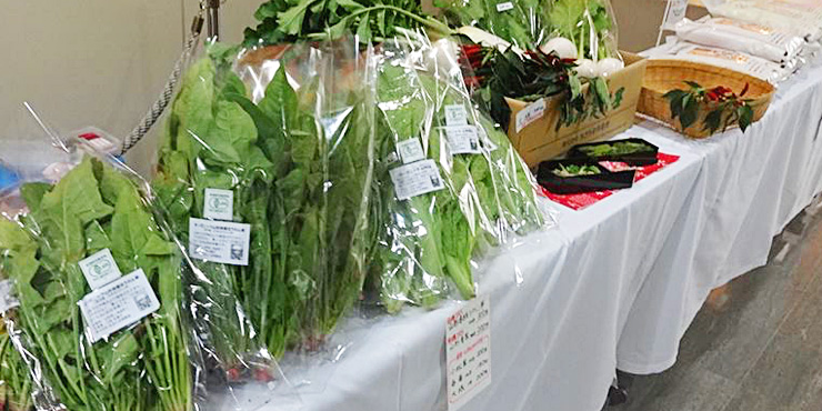 県庁内で展示販売される有機野菜とランチの画像