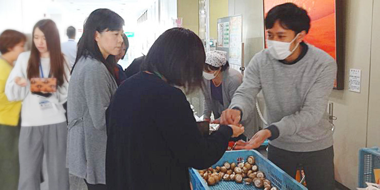 県庁内で展示販売される有機野菜とランチの画像