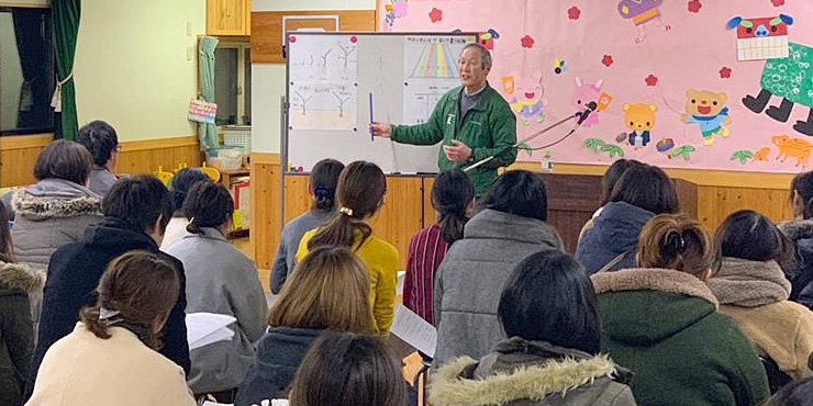 保育園で講演を行う農業の匠、小野寺さんの画像
