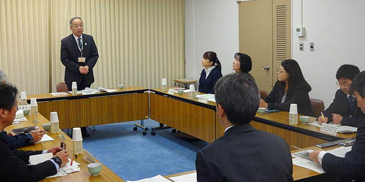 有機農産物ブランド化推進専門部会で意見を寄せ合う参加者のみなさんの画像