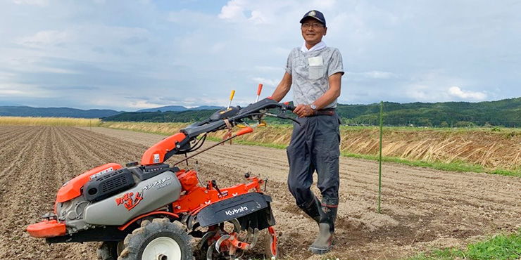 有機農業展示圃とやまがた有機農業の匠の志藤正一さんの写真