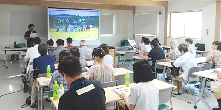 エコ農業の取り組みの説明を受ける一般の方の様子