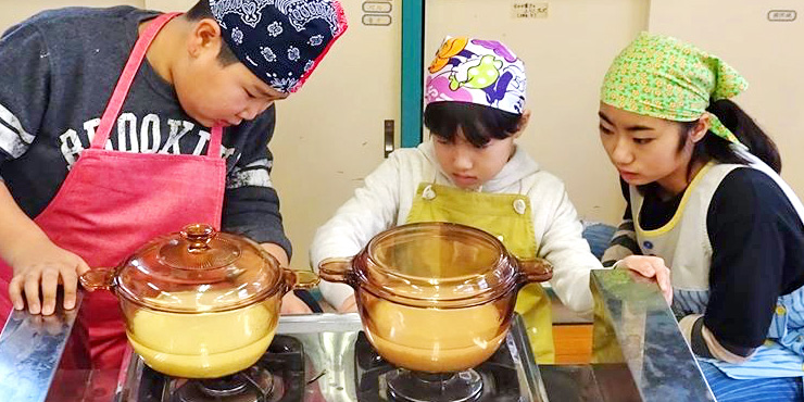 有機米を自分たちで炊き食べ比べる子供たちの画像