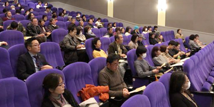 有機米給食を楽しむ小学生たちの画像