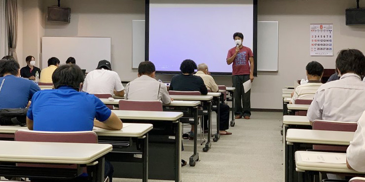 南陽市有機農業推進協議会の研修会で熱心に意見交換を行う様子の画像