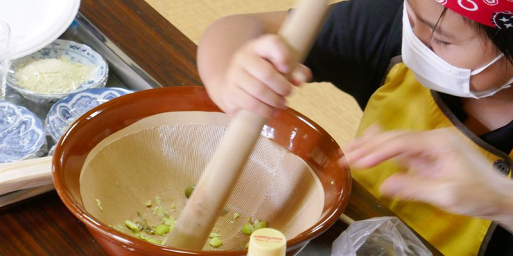 食農体験で収穫した枝豆からじんだん餅をつくる子供たちの画像